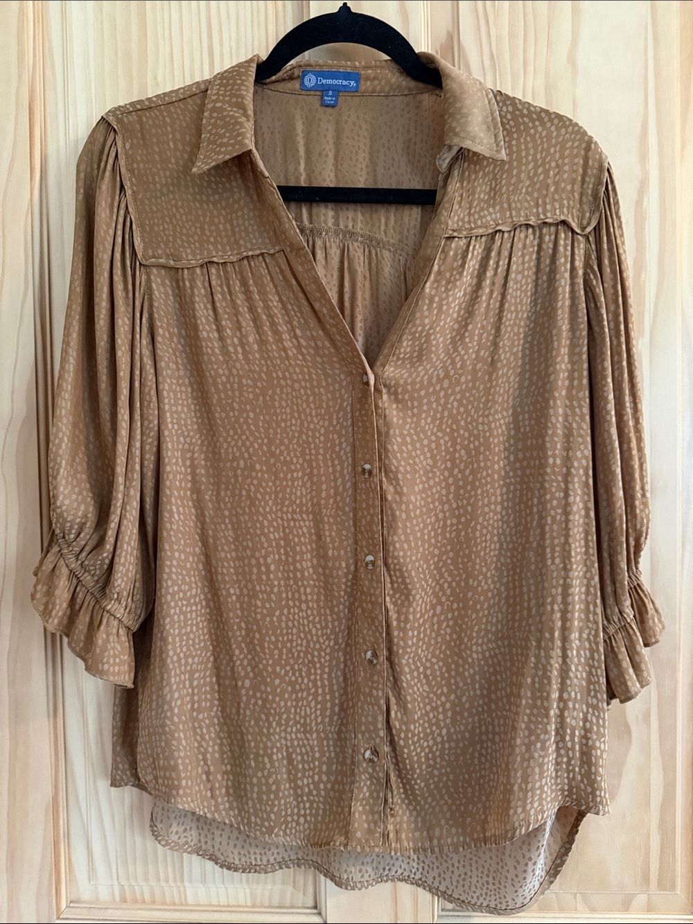 Democracy Women's Tan Button-Front Blouse